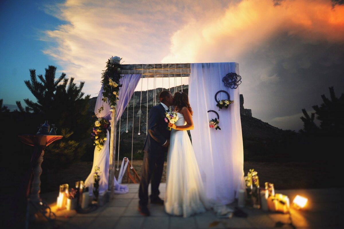 Красиво, правда? Закат, Крымские горы, влюблённая пара и много рабочих часов, которые остаются за кадром. Наш проект в локации "Алимова Балка", Крым.