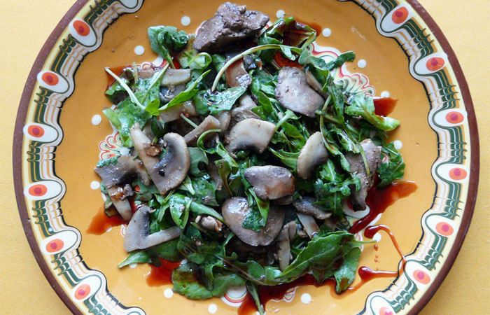 
Салат с куриной печенью.
