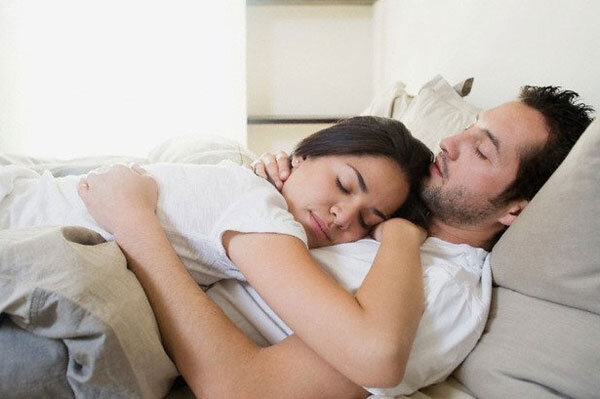Мужчина и женщина в кровати: изображения без лицензионных платежей