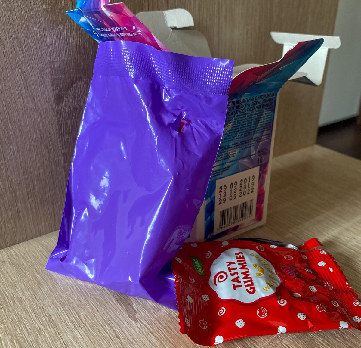 Два пакета: один с мармеладом, другой с игрушкой