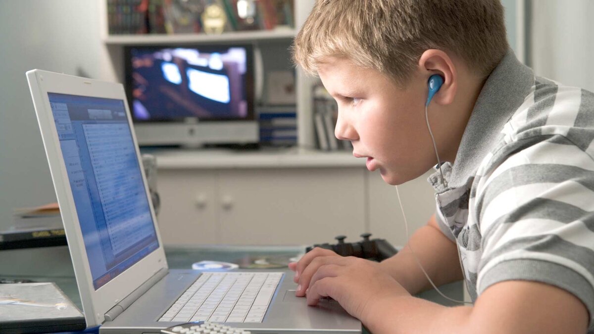 Подросток за компьютером. Компьютерные игры школьники. Ребенок за компом. Компьютер для детей.