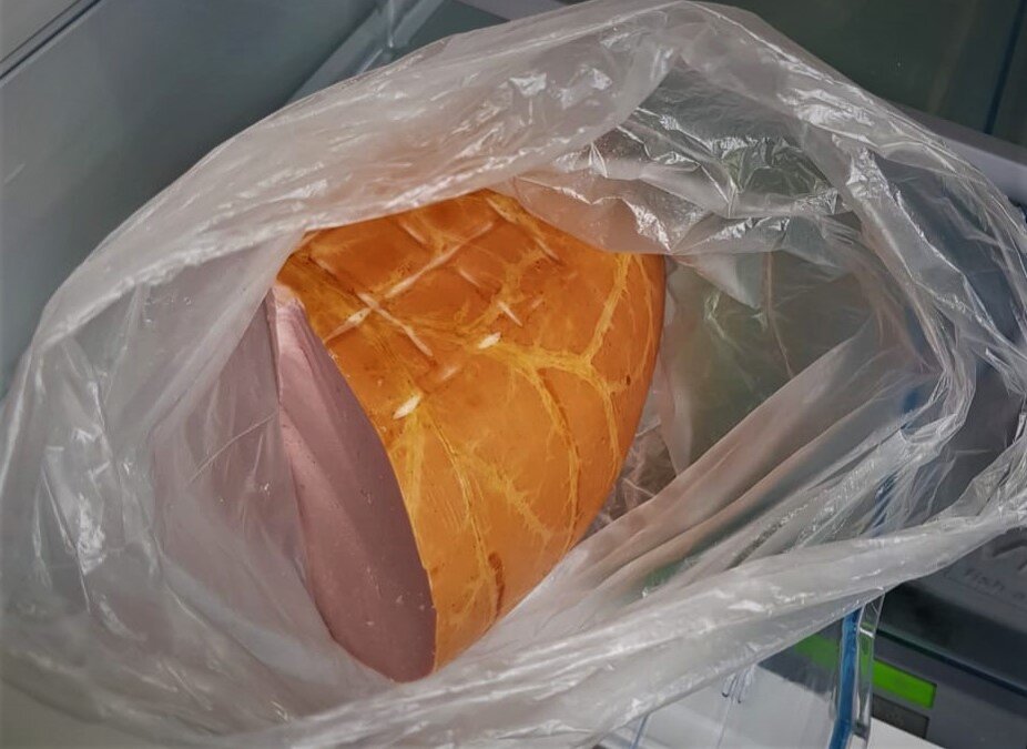 Вот такой кусок колбасы "Докторской" был куплен на рынке.