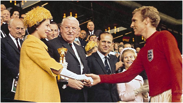 Бобби Мур получает Кубок мира из рук Елизаветы II. 1966 год.