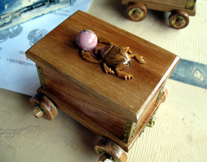 Скарабей своими руками из сливы. Фото автора