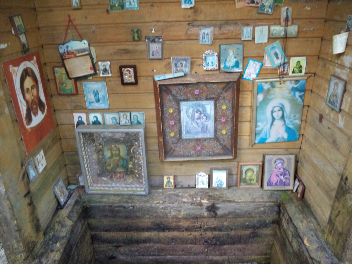 иконы над родником