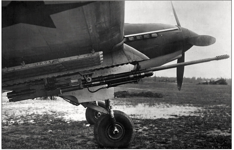Авиационная пушка ШФК-37 под крылом штурмовика Ил-2.