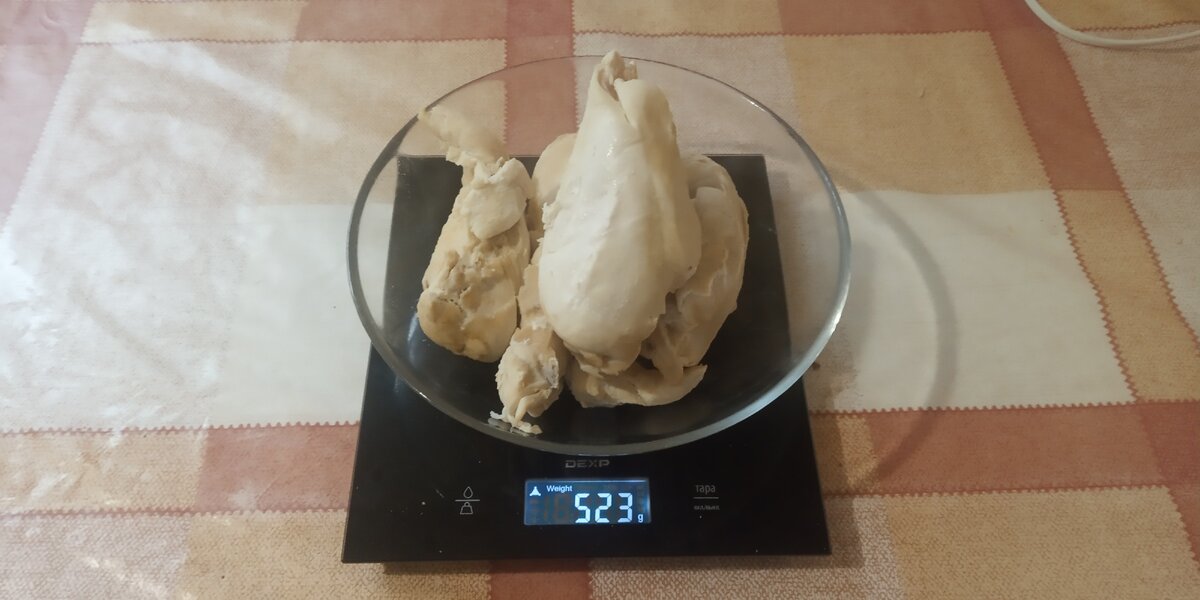 Отваренное куриное мясо для сушки