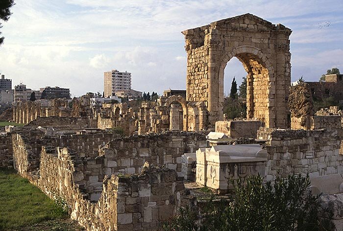 Руины Тира на фоне современного города.