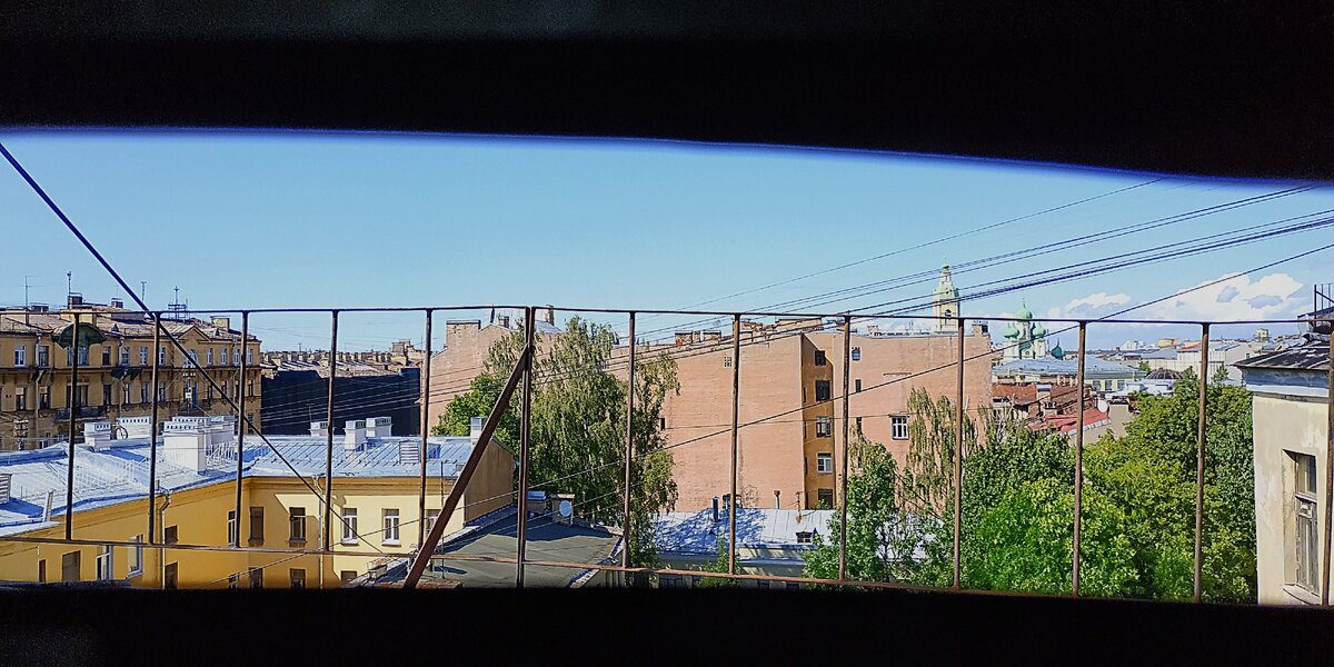 Через щель на чердаке