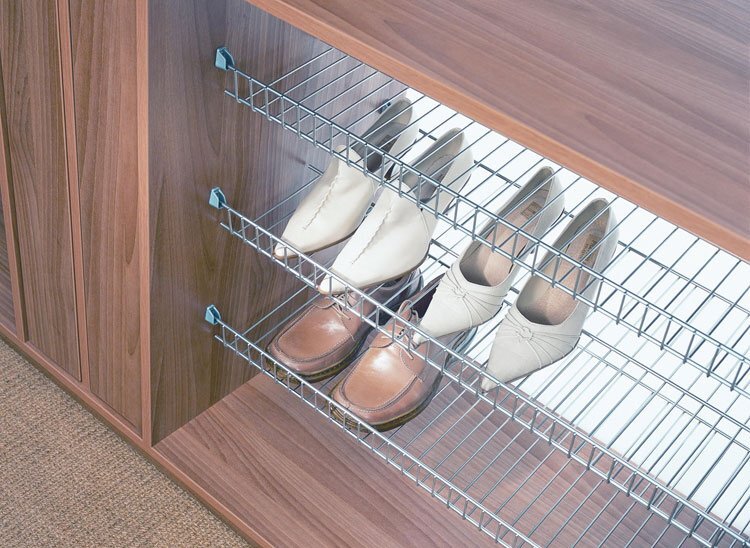 Обувные полки в шкафу.