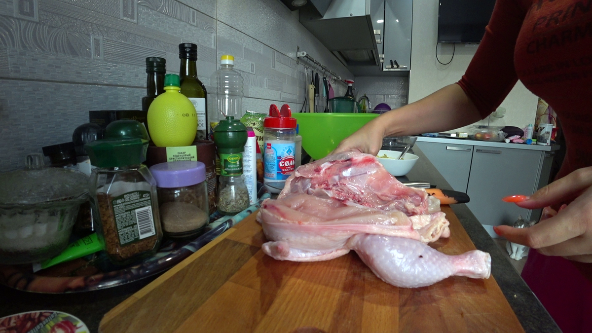 промыть и разрезать курицу