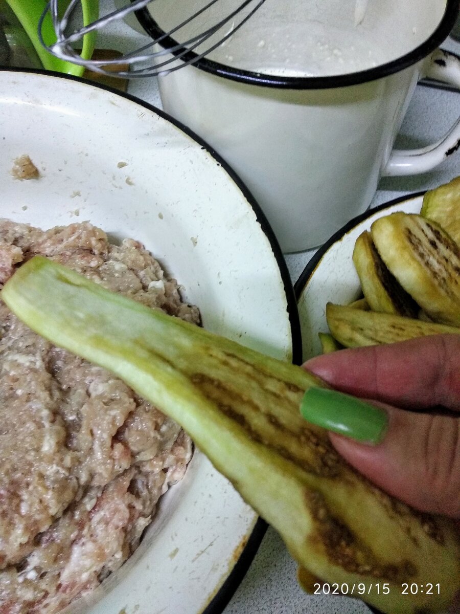 Баклажаны, фарш и сметанный соус