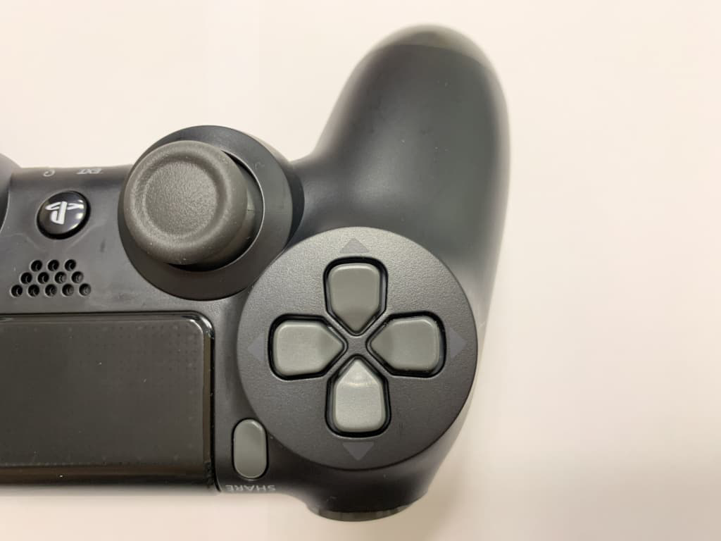 Gamepad check. Реплика Dualshock 4 v2. Крестовина дуалшок 4. Dualshock 4 оригинал vs копия. Что такое крестовина на джойстике ПС.