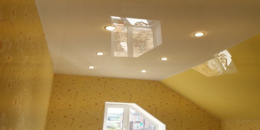 Ломаный натяжной потолок на мансарде