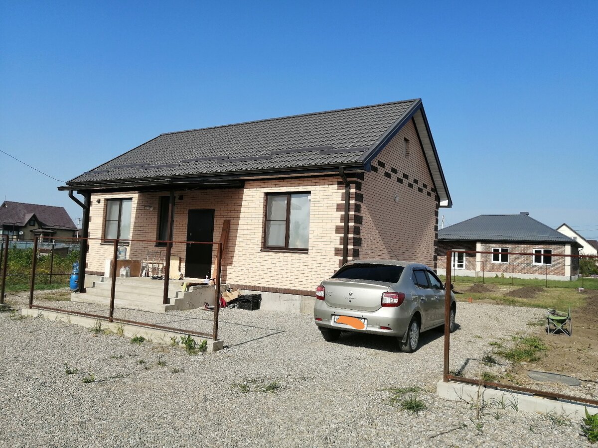 Дом на Кубани. Люди только заехали. Скоро закипит работа по обустройству участка