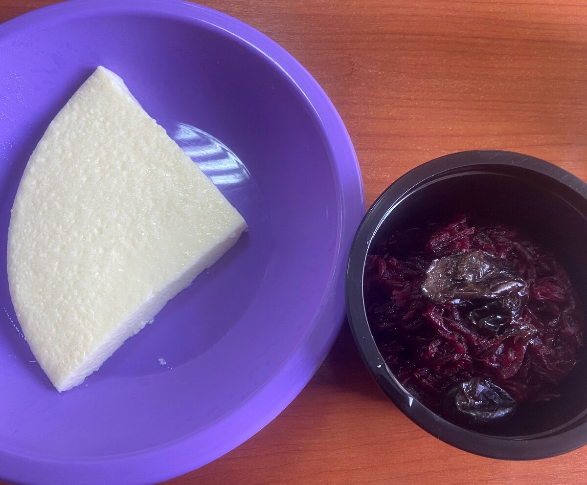 Белковый паровой омлет, свёкла с черносливом