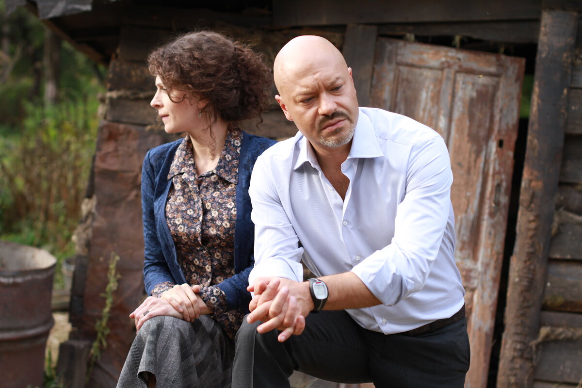 В главных ролях в фильме "Два дня" - Ксения Раппопорт и Федор Бондарчук. Она - музейный работник, он - московский чиновник.