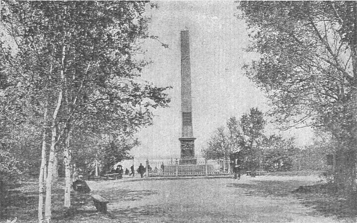 Мининскій садъ.— Памятникъ Минину и Пожарскому.