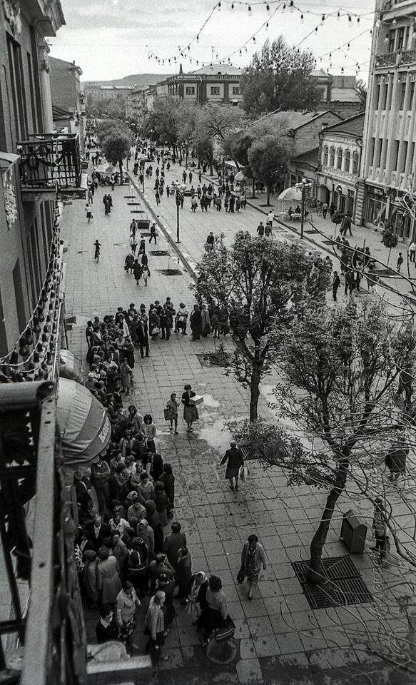 Очередь в магазин на проспекте Кирова в Саратове, 1989 год.