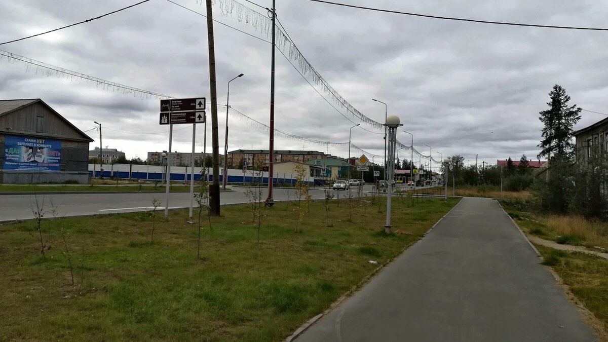 На указателях информация о том, что до центра города 430 метров. Я как-то иначе представляю себе центральные улицы.