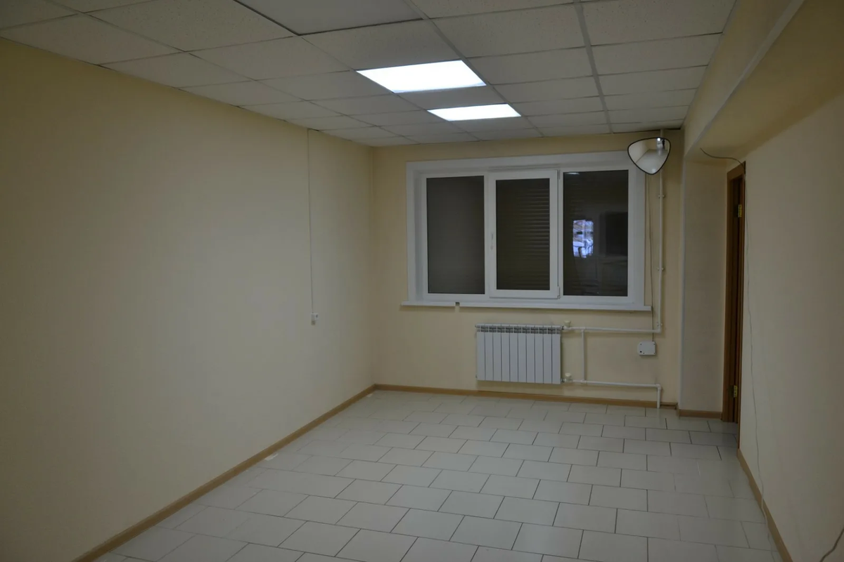 Работы при перепланировке включают обустройство выхода на лестничную клетку или к другим местам общего пользования МКД. Изображение взято в интернете.