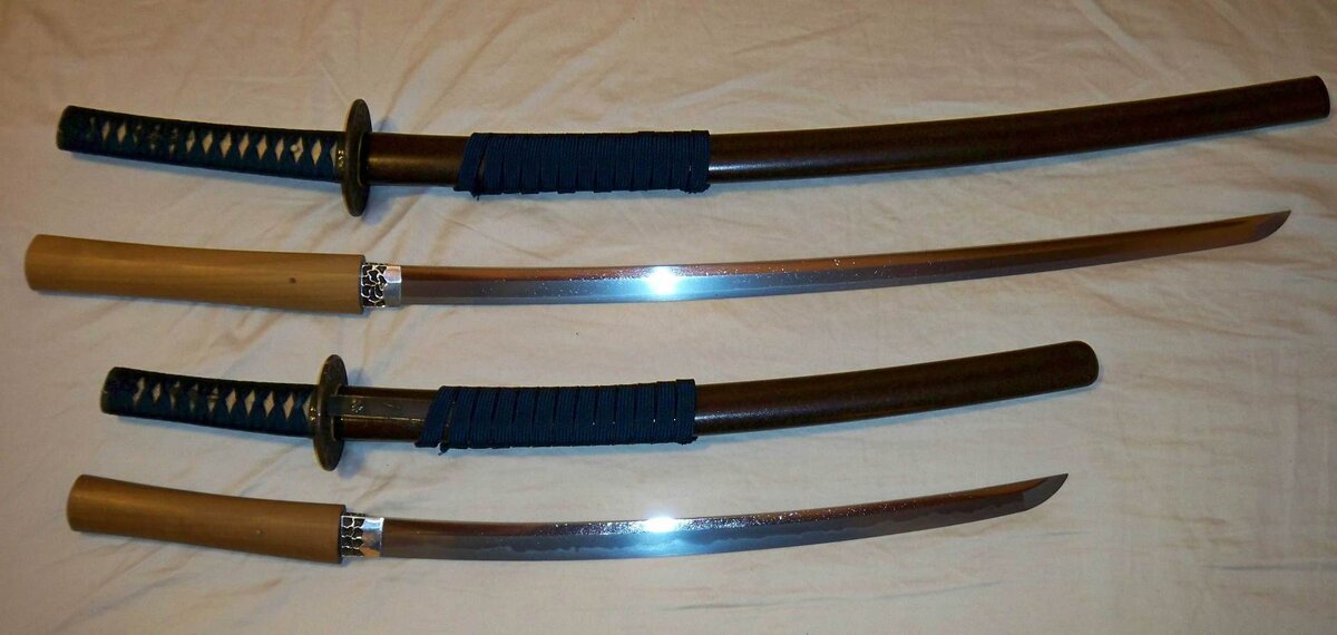 Японские мечи, две катаны и два вакидзаси