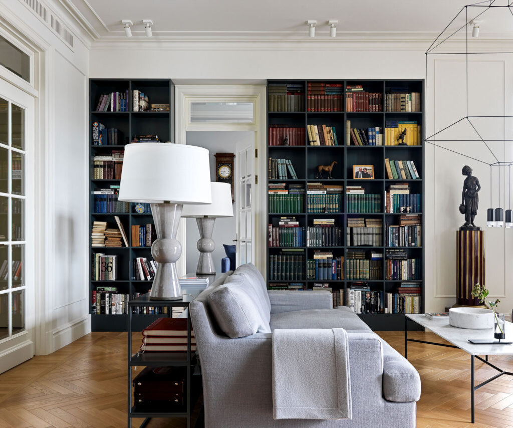 Гостиная. Диван, Meridiani; на консоли лампы, Crate and Barrel; библиотека сделана по эскизам дизайнера; антикварная скульп­тура из коллекции хозяйки дома.