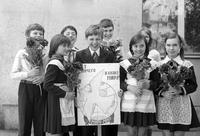 Группа детей держит плакат с надписью: "Нет ничего важнее мира." 
Е. Проверка/Спутник