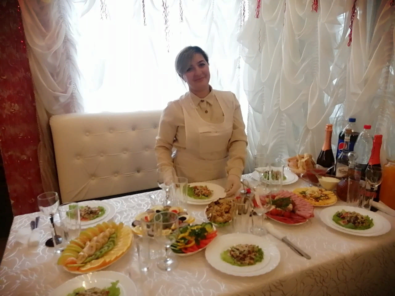 Подруга открыла кафе. Учились с ней оформлять зал и столы. Показываю, что из этого вышло10