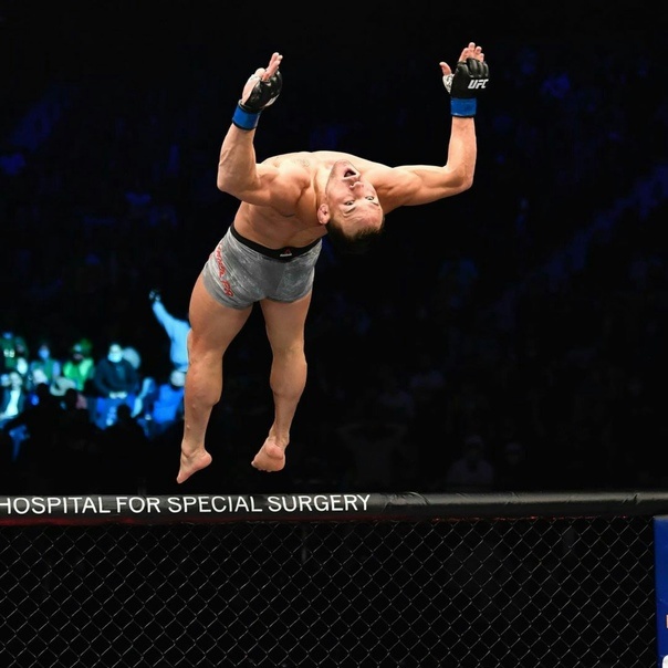 Сальто Майкла Чендлера после победы на UFC 257
