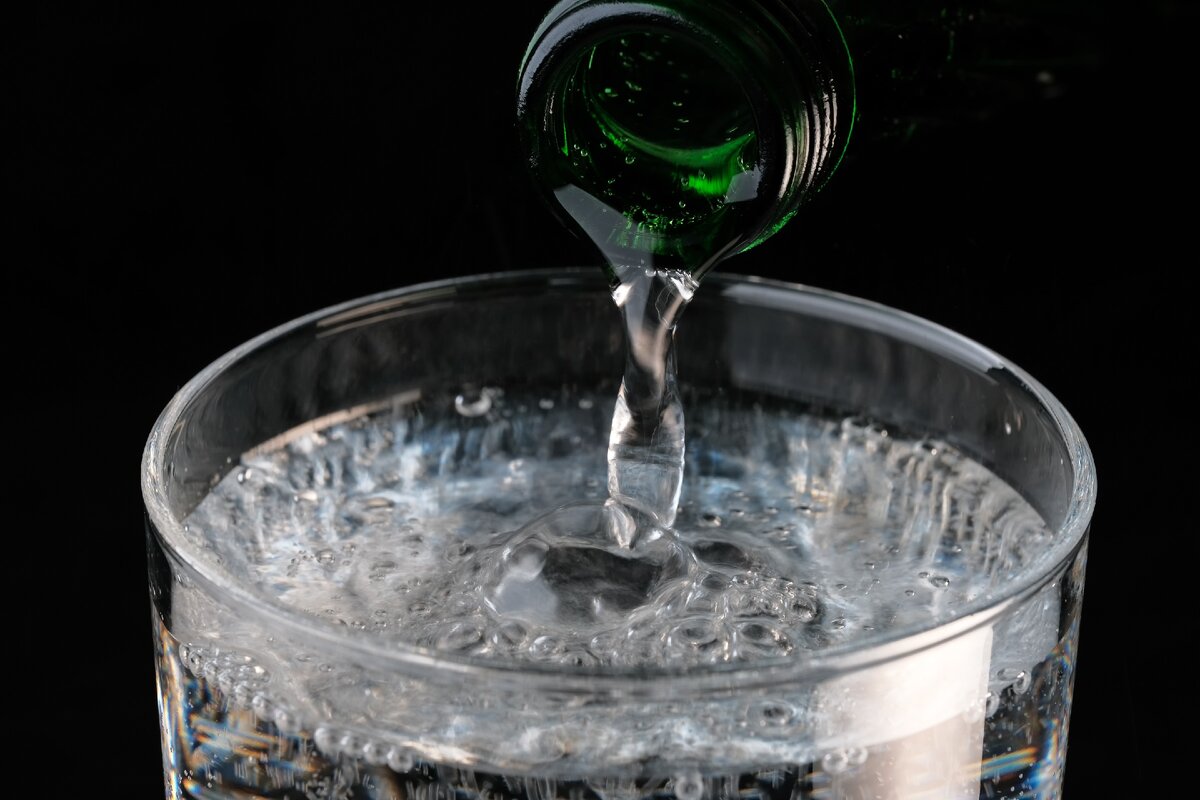 Полив газированной водой. Carbonated Water. Soda Water. Вода газированная Pure. Выстреливающие пузырьки воздуха над водой как в газировке.