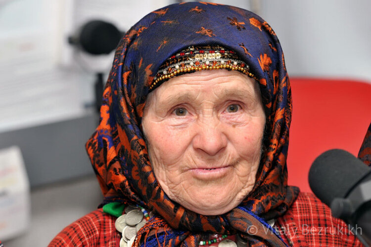 Бабушка какое лицо. Старушка в платке. Бабушка в платке. Платок на голову бабушке. Бабка в платке.