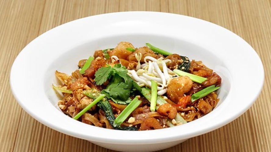 калифорния сяке. креветки тигровые пад тай блюдо в ресторане. е тай. е тай. е тай.