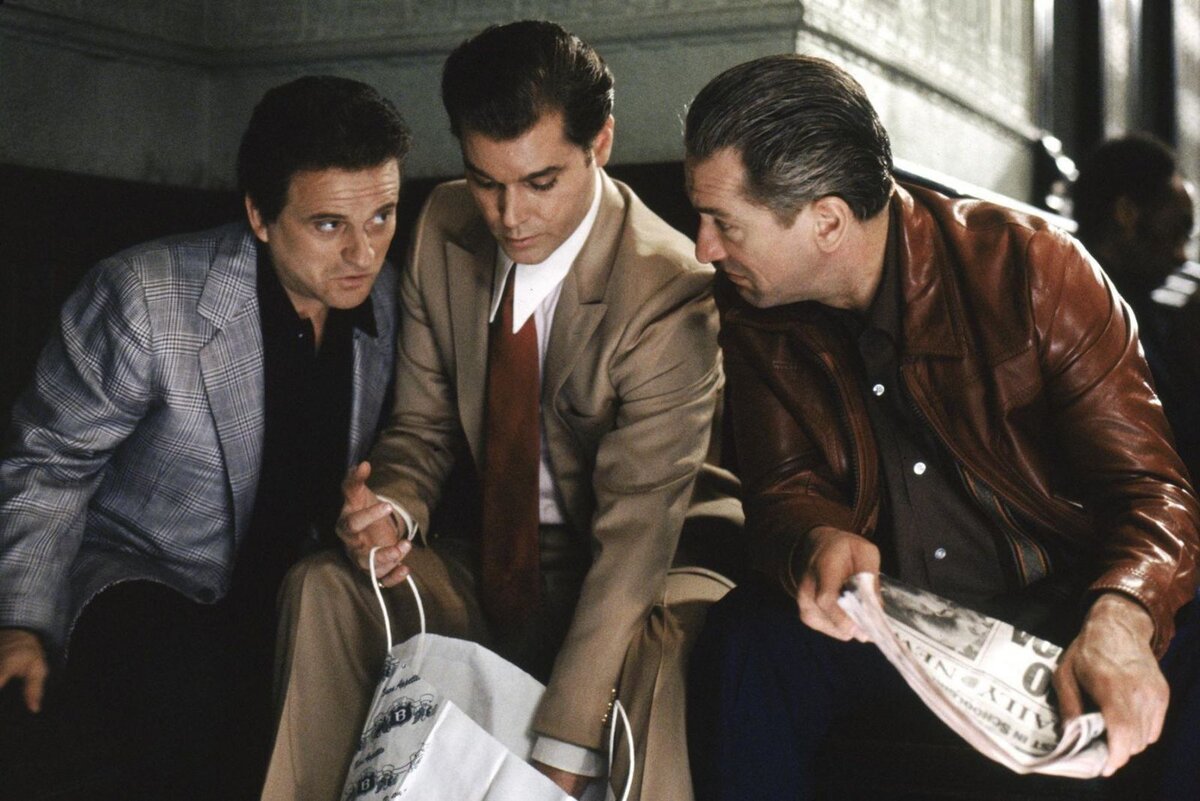 Источник фото: https://www.film.ru/sites/default/files/images/still-of-robert-de-niro,-ray-liotta-and-joe-pesci-in-goodfellas-(1990)-large-picture.jpg