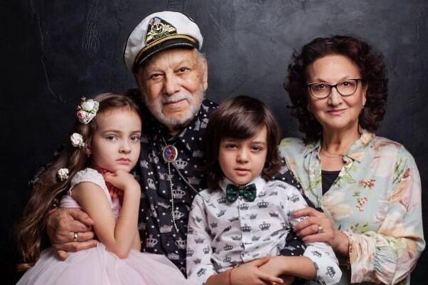 «Наш дедушка в молодости был таким красивым!» - 89 лет Бедросу Киркорову - его семья и лучшие ретро ФОТО