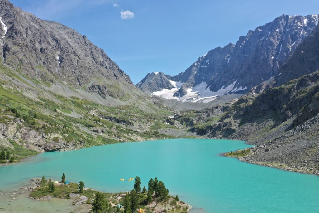 Чтобы турист мог получить такую фотографию, ему нужно дойти сюда с лодкой, а для этого вес остального снаряжения должен быт минимален, а для этого, в свою очередь, нужно полностью переработать режим питания и тайминг похода. И так далее и тому подобное, такое вот «каскадирование», которе приводит к мелочам типа выбора носков в тревел-кит.