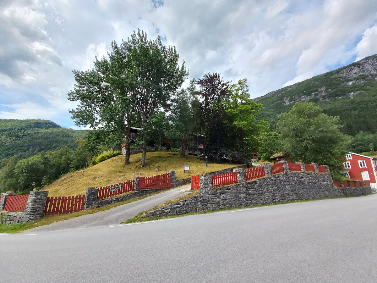 Деревня Стальхейм расположена на возвышенности во внутренней части долины Нэройдален.