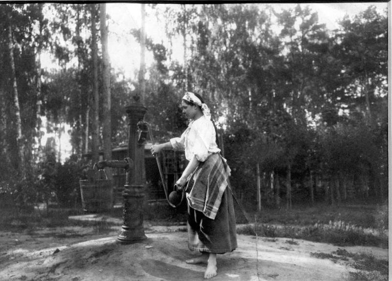 "Девушка у колонки" (фотограф Алексей Сергеевич Мазурин, снято в 1900-е, источник: портал russianphoto).