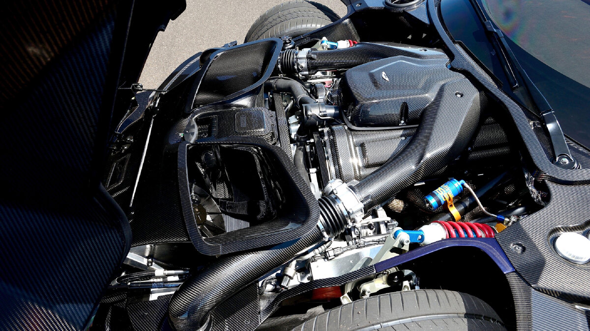 Подкапотка “Aston Martin Vulcan”