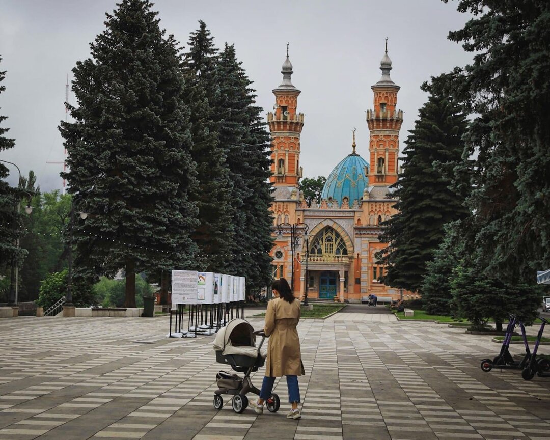 Осетинскую часть экспедиции мы завершили во Владикавказе. В столицу мы вообще-то заехали буквально на чашечку кофе, но я выпросила у Лёши полтора часика на прогуляться.