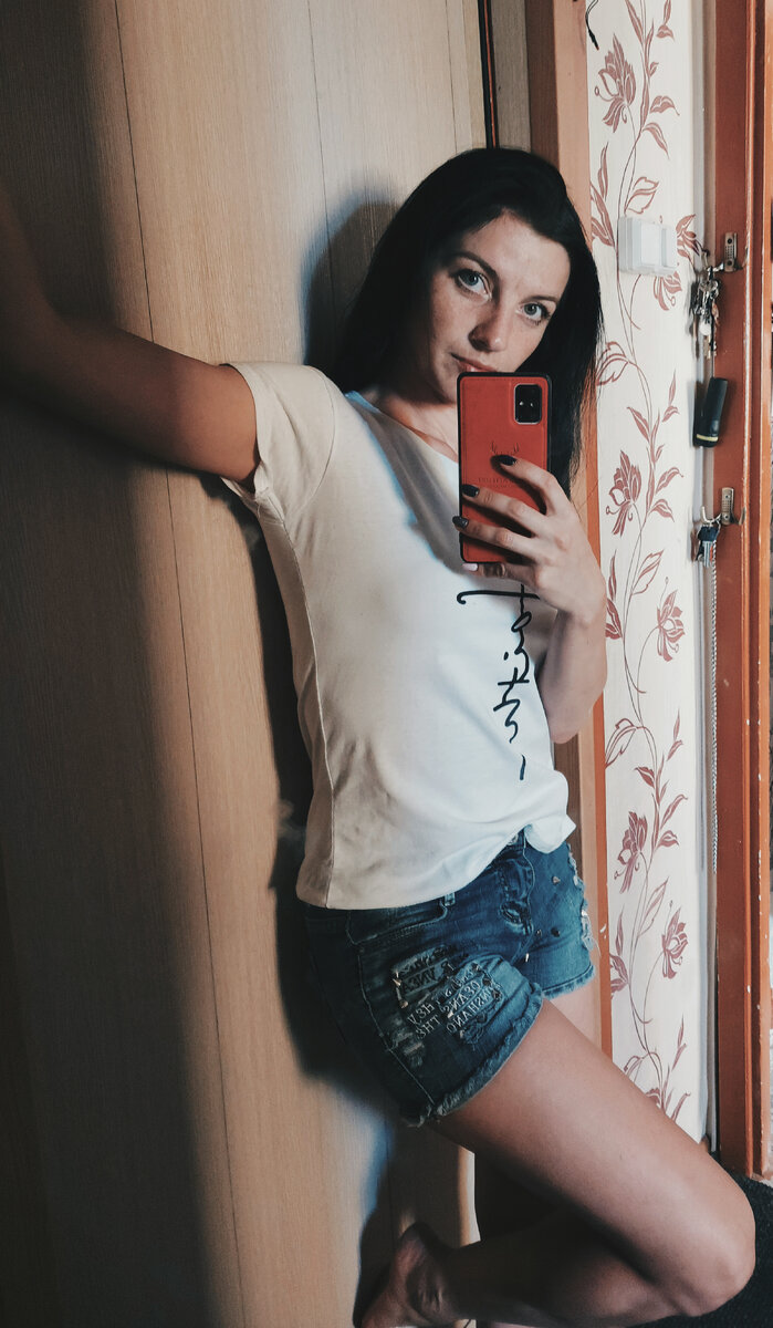 Помниться я начилала работу с продавца вышивок,потом была нянечкой,ну а дальше по профессии повар...Но так ты всю жизнь работаешь на "чужого дядю"...Чтобы заработать, нужно пахать и все деньги уходят на долги,кредиты и бытовую жизнь...