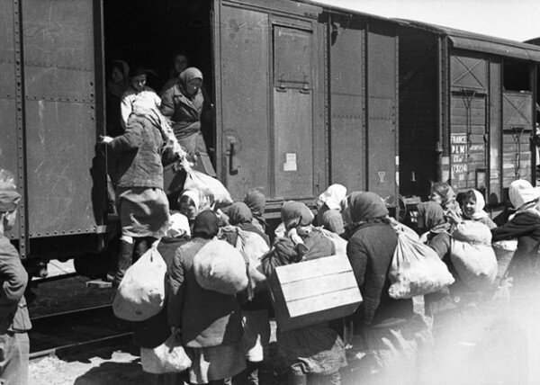 Остарбайтеры грузятся в товарные вагоны, что бы ехать на принудительные работы, источник: https://foto-history.livejournal.com/3068682.html