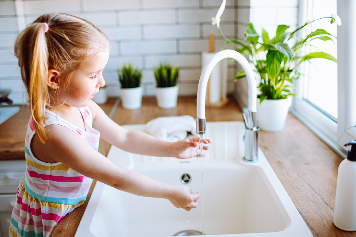 Родители малышей знают, что привить такую важную привычку — дело непростое. Следить нужно не только за тем, моет ли ребенок руки, но и за тем, как он моет.