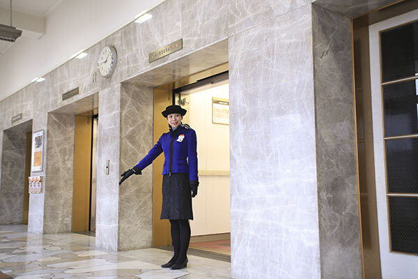 В Японии до сих пор есть такая профессия, как "оператор лифта". Это связано с особенностями японского этикета. 