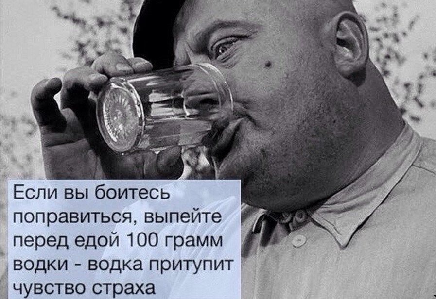 Евгений Моргунов пьет минеральную воду. 