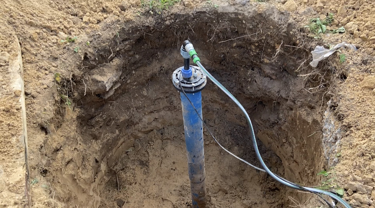 Оголовок для скважины, на верху трубы