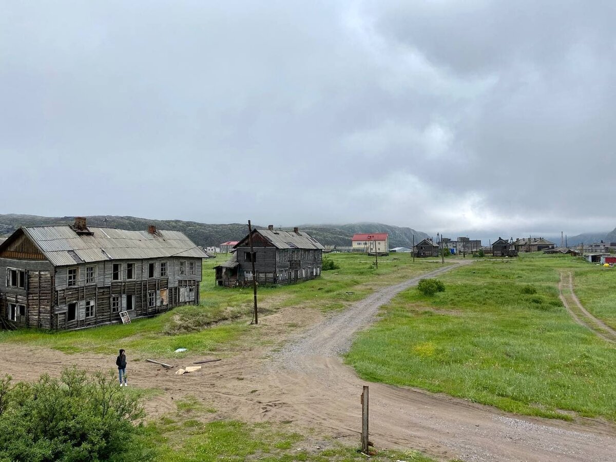 Вид на поселок Териберка с заброшенного здания