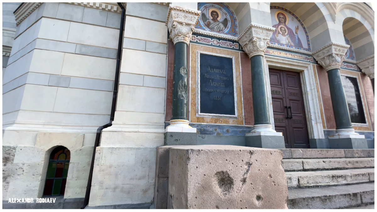 Побитый обстрелами Фасад 