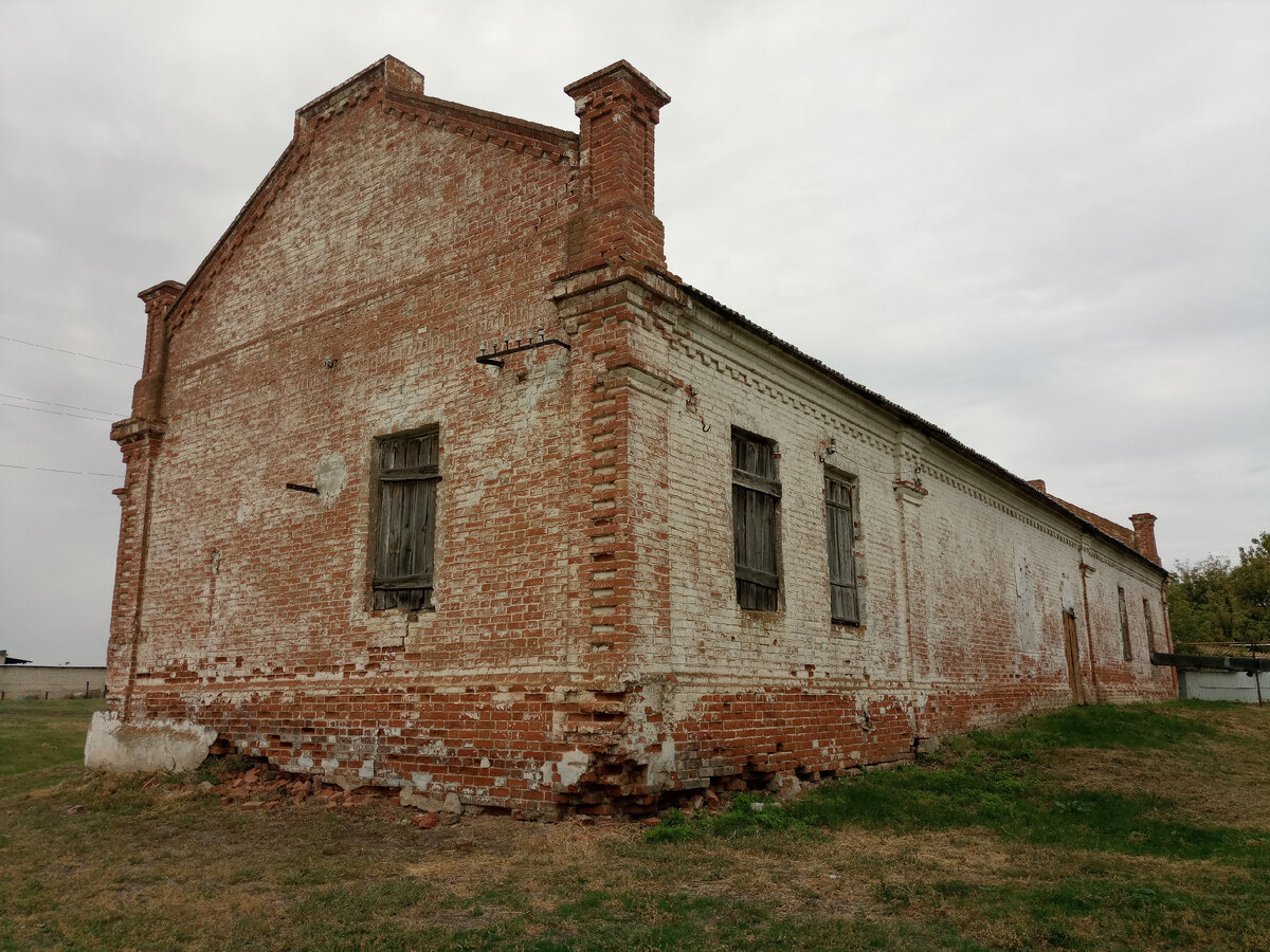 Данное здание было бараком в обширном хозяйстве помещика Пустошкина Е.В. 