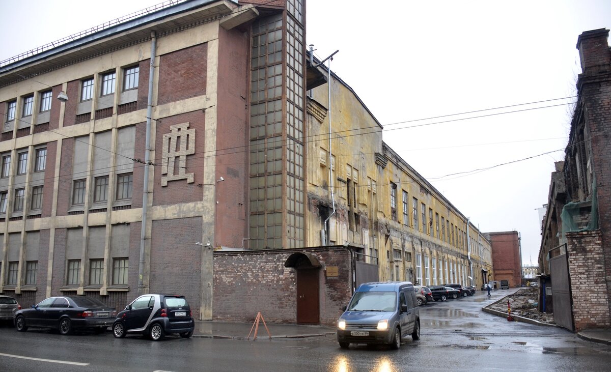 Сейчас большая часть территории завода пришла в запустение, здания разваливаются.